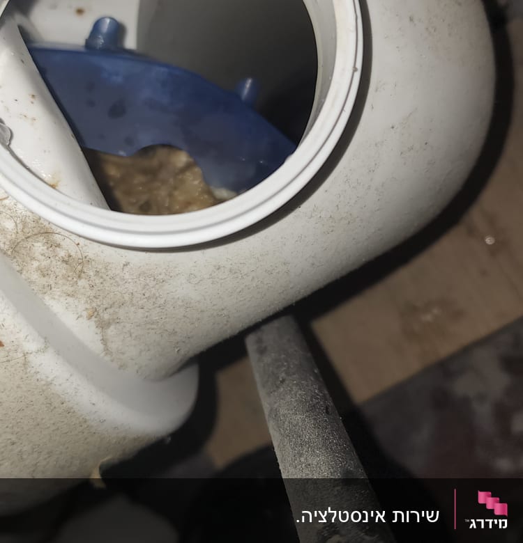 צינור פלסטיק עם לכלוך וחלק פנימי כחול